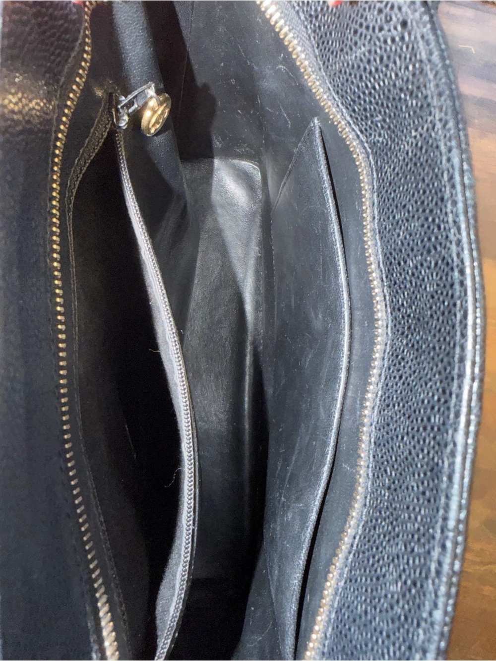CHANEL Caviar Quilted
Medallion Tote bag in black leather. Vintage Y2K Classic - Picture 6 of 13